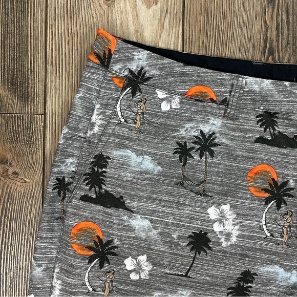 Tommy Bahama Hawaiian Board Shorts in Hula Sunset Quick Dry - Picture 4 of 9